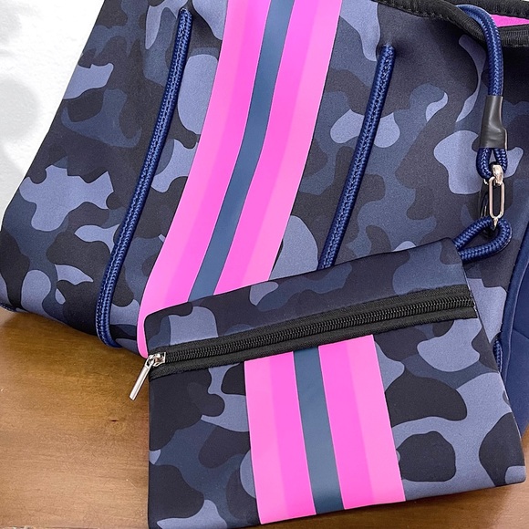 Navy Camo print with bright pink stripe neoprene tote bag with wristlet. - Picture 3 of 6